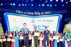 Thầy giáo 'Quân hàm xanh' mang ánh sáng về cho dân bản