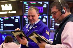 Dow Jones lần đầu l&ecirc;n 52.000 điểm khi gi&aacute; dầu xuống dưới 80 USD/th&ugrave;ng