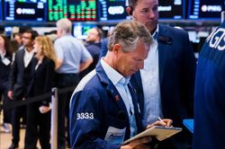 Dow Jones cao chưa từng thấy, giá dầu 'bốc hơi' gần 6%