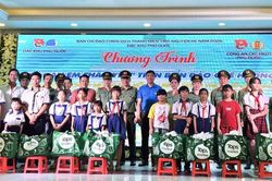 Đoàn Thanh niên đặc khu Phú Quốc thực hiện chương trình tặng túi an sinh - đồng hành vì biển, đảo quê hương