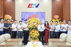 Phó Chủ tịch Thường trực UBND tỉnh Mai Sơn chúc mừng những người làm báo tỉnh Bắc Ninh nhân dịp 21/6