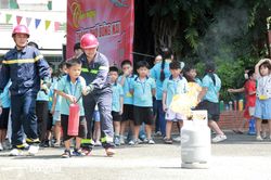 Hơn 200 thiếu nhi tham gia chương tr&igrave;nh Một ng&agrave;y l&agrave;m l&iacute;nh cứu hỏa