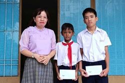 Hội Liên hiệp Phụ nữ phường Cam Ranh trao học bổng 'Mẹ đỡ đầu' cho trẻ em mồ côi