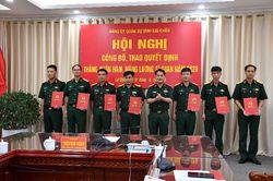 C&ocirc;ng bố, trao quyết định thăng qu&acirc;n h&agrave;m, n&acirc;ng lương sĩ quan năm 2026