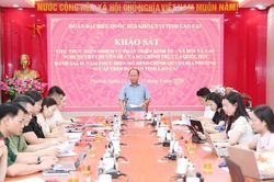 Các đại biểu Quốc hội tỉnh chia sẻ với những khó khăn trong triển khai thực hiện nhiệm vụ của phường Nghĩa Lộ