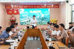 Phó Chủ tịch UBND tỉnh Phan Trung Bá kiểm tra quy hoạch Khu công nghiệp Phú Xuân