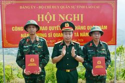 Công bố, trao quyết định thăng quân hàm cấp Thượng tá cho 2 cán bộ