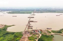 Dự án cầu Thượng Cát hơn 7.300 tỷ đồng: Đẩy nhanh thi công ba trụ tháp chính qua sông Hồng