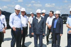 B&iacute; thư Tỉnh ủy L&acirc;m Đồng Y Thanh H&agrave; Ni&ecirc; Kđăm kiểm tra tiến độ sửa chữa Cảng h&agrave;ng kh&ocirc;ng quốc tế Li&ecirc;n Khương