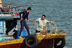 Tàu cá bị mắc cạn, chìm tại cảng La Gi, 2 thuyền viên thoát nạn