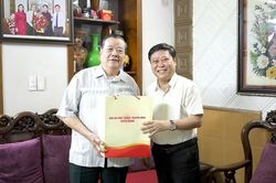 Lãnh đạo Báo và phát thanh, truyền hình Tuyên Quang chúc mừng các đồng chí nguyên lãnh đạo nhân dịp 21-6