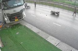 Thót tim xe đầu kéo bẻ lái cực gắt, né 2 người ngã xe máy trong gang tấc