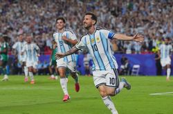 Lionel Messi cân bằng kỷ lục vĩ đại nhất lịch sử World Cup