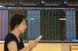 Chứng khoán ngày 17/6: VN-Index rung lắc mạnh, dòng tiền trở lại nhóm cổ phiếu vừa và nhỏ
