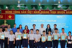 TP.HCM: Xã Củ Chi tuyên dương học sinh xuất sắc và trao học bổng tiếp sức đến trường