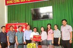 Cà Mau: Lan tỏa nghĩa tình đồng hương qua chương trình trao tặng 3.000 quyển tập cho học sinh khó khăn
