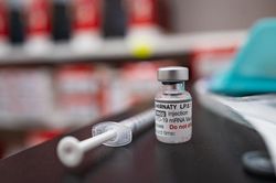 Nghiên cứu mới: Vaccine Covid-19 giúp giảm mạnh nguy cơ nhồi máu cơ tim và đột quỵ