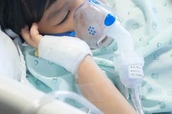 Bé trai 7 tuổi nguy kịch sau khi uống đồ lạnh: Cảnh báo nguy cơ từ thói quen giải nhiệt mùa hè
