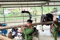 Tuy&ecirc;n Quang: Lực lượng C&ocirc;ng an s&aacute;t c&aacute;nh c&ugrave;ng Nh&acirc;n d&acirc;n khắc phục hậu quả thi&ecirc;n tai