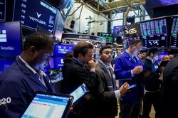 Dow Jones lập đỉnh, Nasdaq chịu áp lực chốt lời trước thời điểm Fed công bố lãi suất