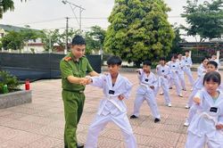 Lớp dạy võ đặc biệt ở Công an xã An Nông
