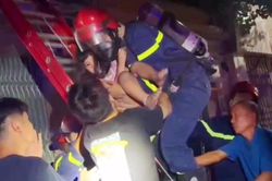 Cuộc đua với khói lửa lúc bình minh: Giải cứu bé gái 4 tuổi cùng ông bà mắc kẹt trên tầng 3 căn nhà đang cháy