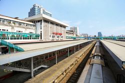 Cận cảnh tuyến đường sắt trăm tuổi giữa lòng Hà Nội trước đề xuất di dời