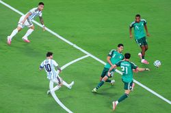 Khoảnh khắc Messi tạo si&ecirc;u phẩm, Argentina dẫn Algeria 1-0