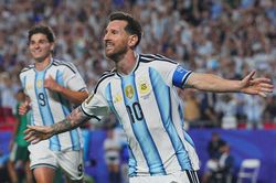Messi lập hattrick lịch sử, chạm kỷ lục mọi thời đại