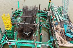 Các trụ chính cầu Trần Hưng Đạo vươn lên giữa sông Hồng