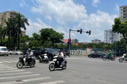 Người dân Hà Nội và miền Bắc tiếp tục hứng chịu kiểu thời tiết ngán ngẩm trước khi lại đón nắng nóng diện rộng
