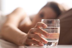 Sau tuổi 55, uống nước buổi sáng thế nào để giảm nguy cơ đột quỵ? 4 lưu ý nhiều người vẫn đang bỏ qua