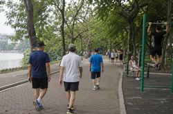Sau tuổi 50, đi bộ nhanh hay đi bộ l&acirc;u quan trọng hơn?