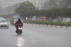 Miền Bắc nhiều mây, mưa dông mạnh vào chiều tối