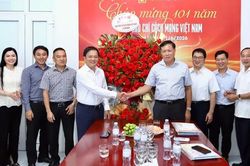 Thứ trưởng Bộ Y tế Đỗ Xuân Tuyên chúc mừng Tạp chí Gia đình Việt Nam nhân dịp 101 năm Ngày Báo chí Cách mạng Việt Nam