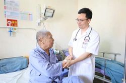 Cụ ông 99 tuổi được cứu sống nhờ can thiệp đặt 2 stent mạch vành