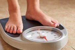 Tại sao phụ nữ tiền mãn kinh dễ bị phù chân?