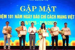 Phóng viên Báo Sức khỏe và Đời sống nhận Bằng khen của Chủ tịch UBND tỉnh Quảng Trị