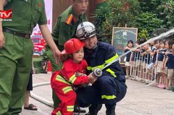 Học sinh mầm non hào hứng trải nghiệm 'Ngày hội Chiến sĩ PCCC'