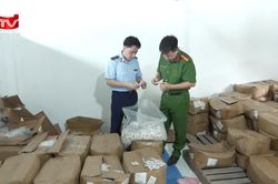 Cận cảnh dây chuyền pha chế bột gia vị mì tôm giả nhãn hiệu