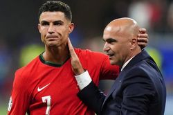 HLV tuyển Bồ Đ&agrave;o Nha bị chỉ tr&iacute;ch 'qu&aacute; sợ Ronaldo'