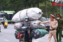 Hà Nội: CSGT xử lý nhiều trường hợp chở hàng cồng kềnh trên Đại lộ Thăng Long