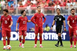 Ronaldo đ&aacute;p trả yếu ớt trước Messi