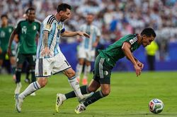 Y&ecirc;u cầu FIFA giải th&iacute;ch về việc kh&ocirc;ng r&uacute;t thẻ đỏ với Messi