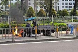 Xe ba g&aacute;c bốc ch&aacute;y tr&ecirc;n đường Tạ Quang Bửu, t&agrave;i xế nhanh tr&iacute; khống chế ngọn lửa