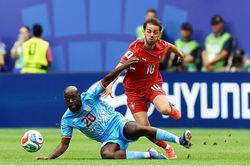 Tân binh Real Madrid bị thay ra sau 45 phút
