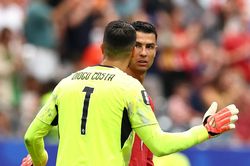Ronaldo tỏ thái độ với đồng đội