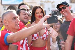 'Nữ CĐV nóng bỏng nhất World Cup' mặc táo bạo ở trận Anh - Croatia
