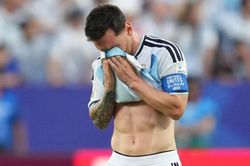 L&yacute; do Messi bật kh&oacute;c