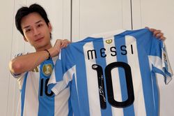 Chàng thơ 'Mắt Biếc' khoe áo đấu có chữ ký Messi